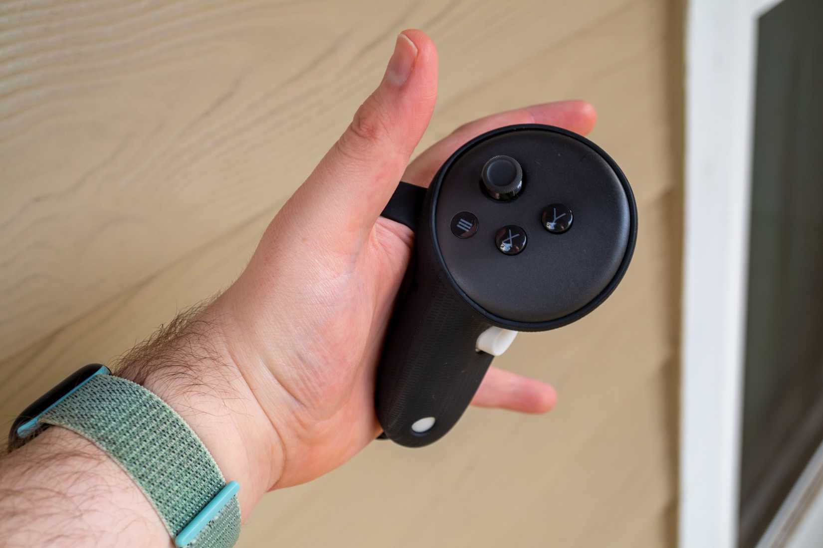 Segurando um controlador Quest 3 com as alças AMVR.