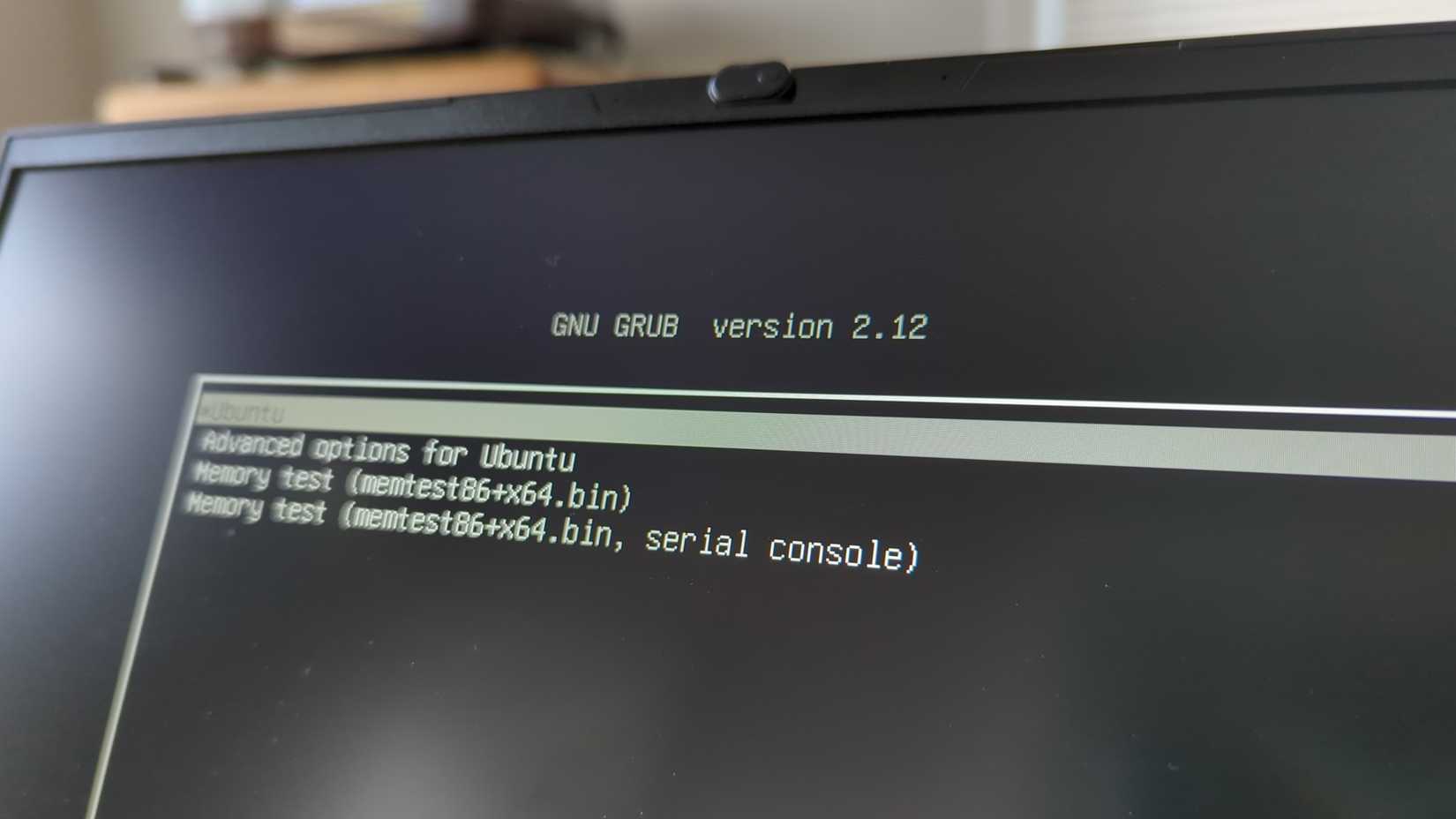 O carregador de inicialização Grub2 em uma tela de laptop com o Ubuntu como uma opção.