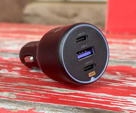 Автомобильное зарядное устройство UGREEN на скамейке