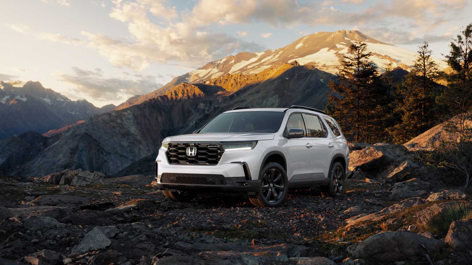 Front 3/4 shot of a 2025 Honda Pilot Black Edition