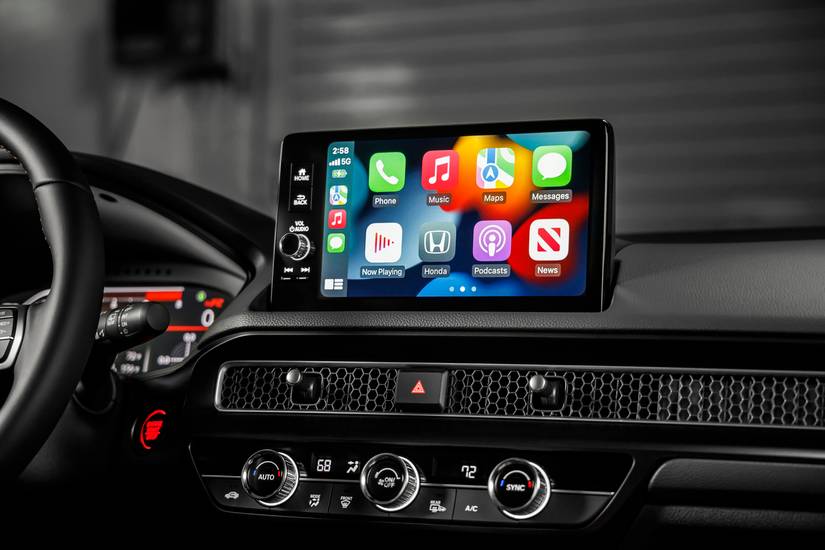 Layar infotainment Honda Civic Type-R 2023 menampilkan Apple CarPlay.