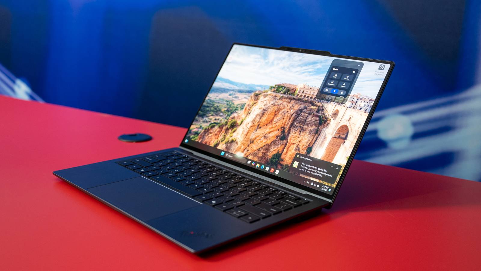 Microsoft и производители ПК отказываются от бренда Copilot+ PC Lenovo ThinkPad X9 14 Aura Edition с включенным дисплеем