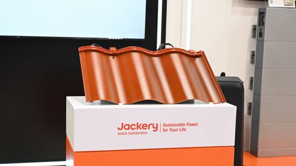 Jackery curved roof solar panels at CES 2025