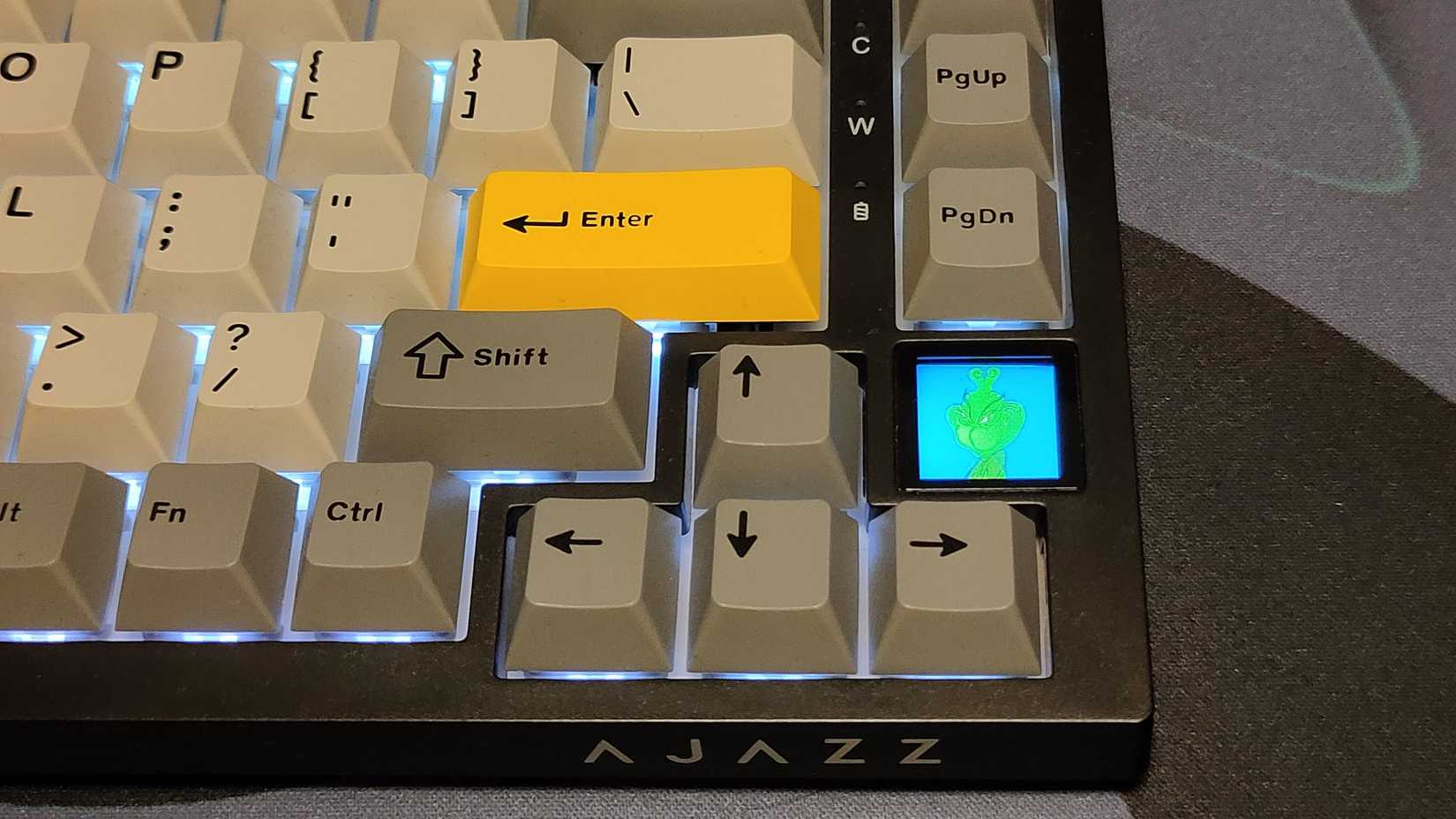 Un primer plano del teclado Ajazz AK820 Pro que muestra un GIF en la pantalla incorporada.
