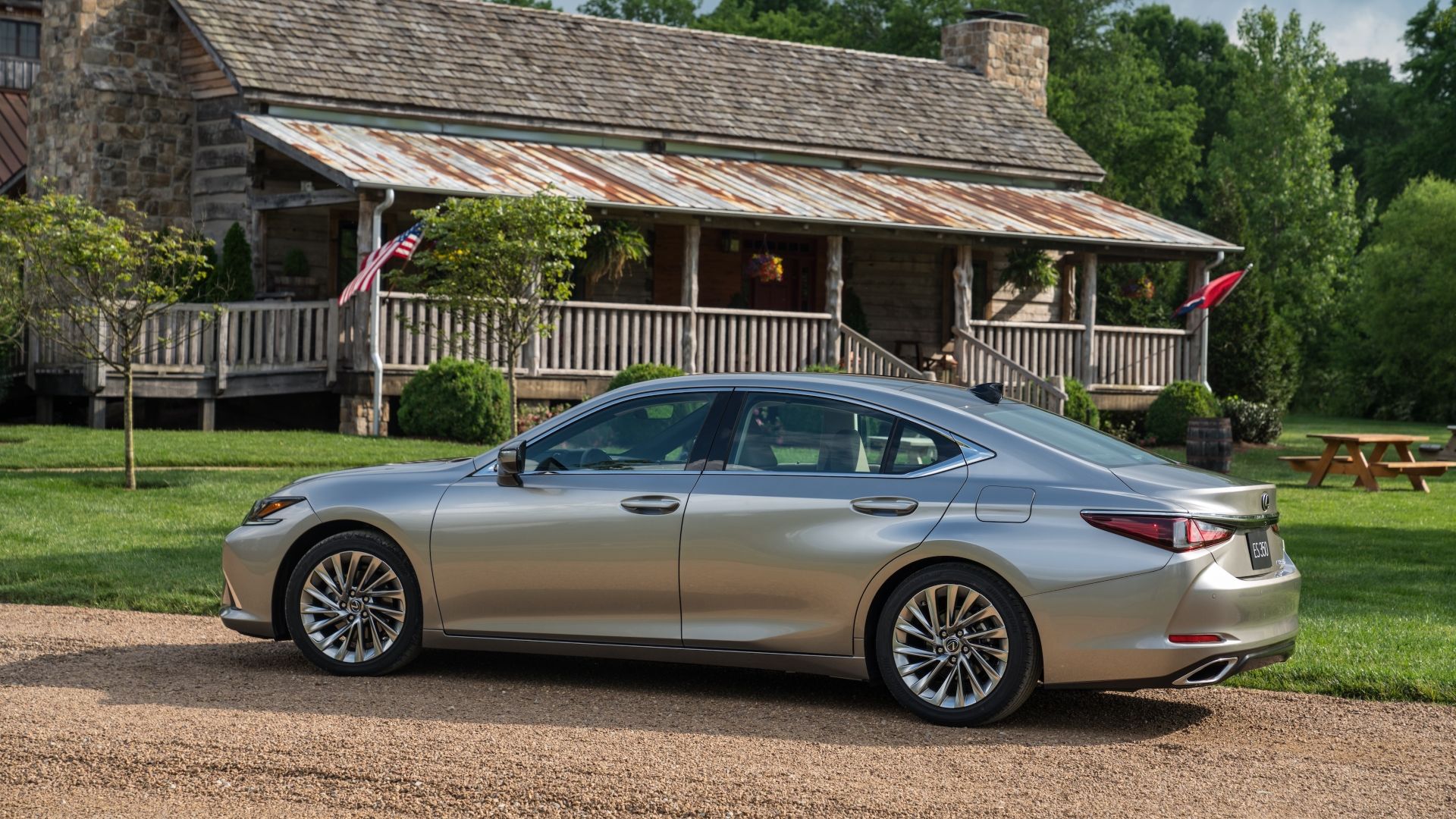 Perfil lateral de um Lexus ES 300h 2021