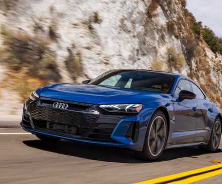 2024 Audi E-Tron GT спереди на ходу