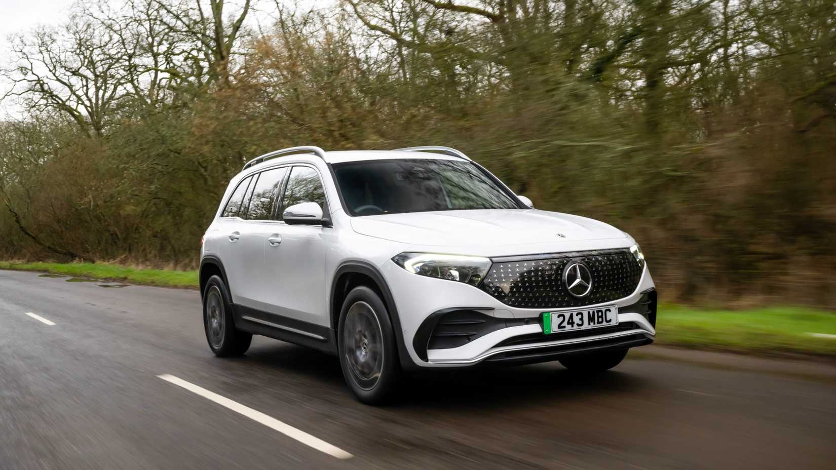 2024 Mercedes-EQ EQB спереди на ходу.