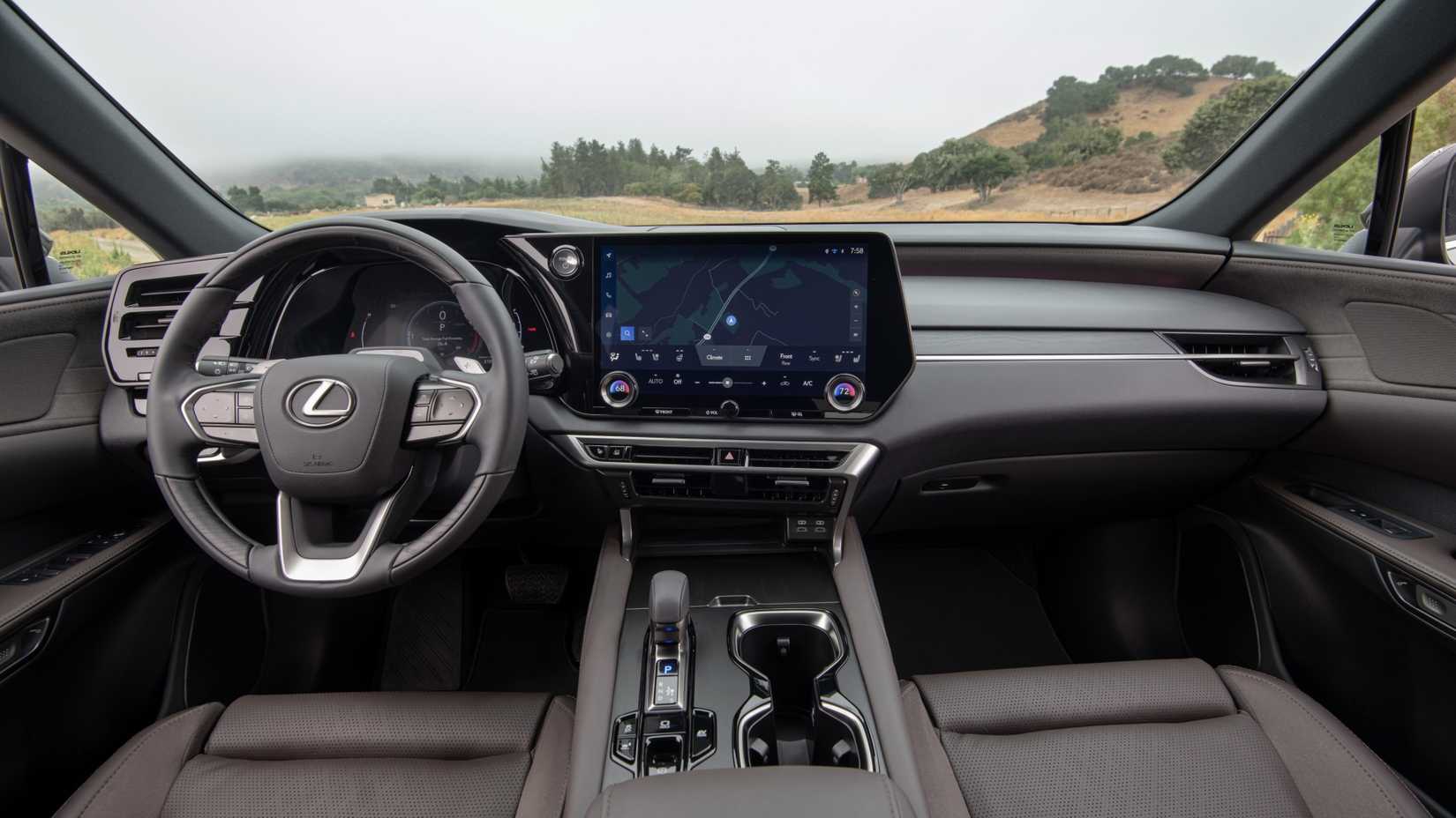 Foto do interior do painel de um Lexus RX 350h 2025
