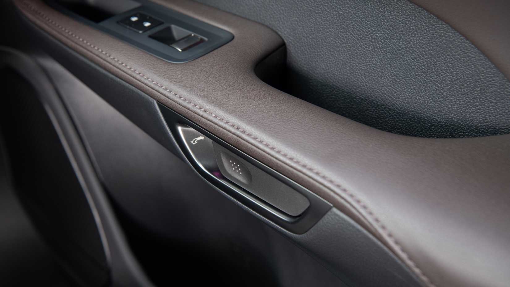 Close da maçaneta da porta em um Lexus RX 350h 2025 