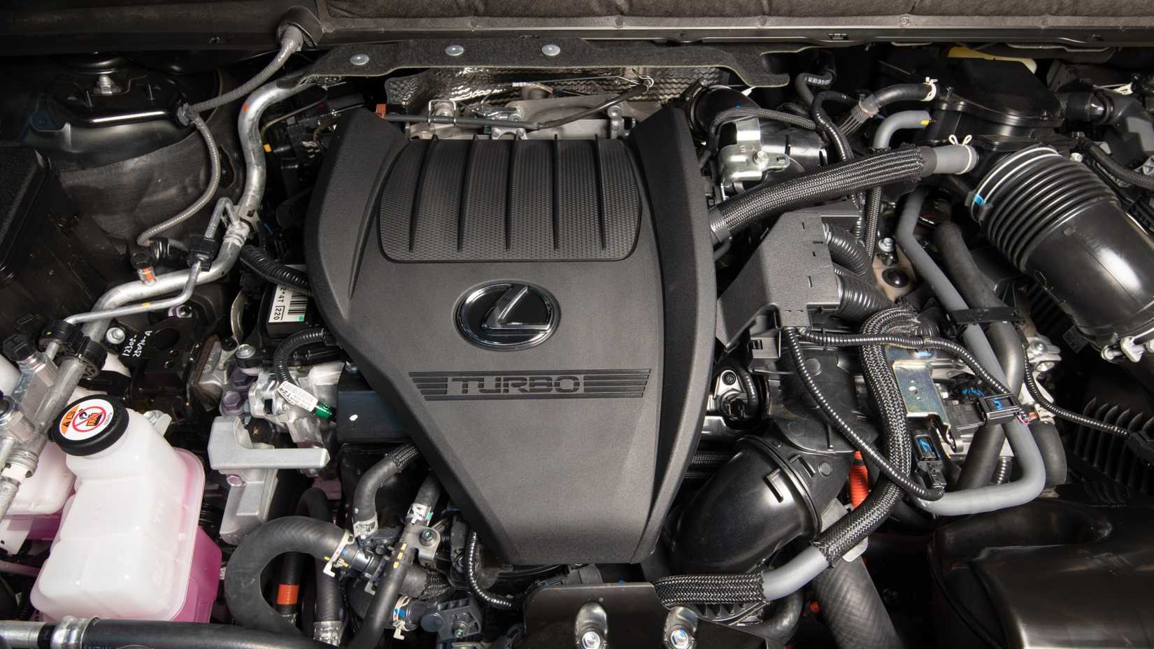 Foto do compartimento do motor de um Lexus 500h 2025 