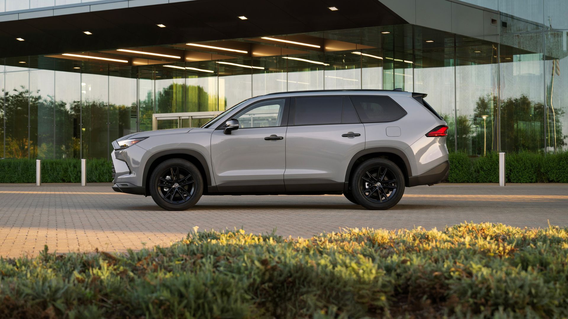 This 3-row hybrid SUV can go 619 miles without stopping for gas