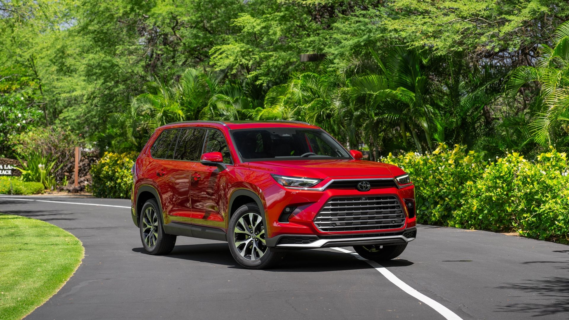 Front 3/4 shot of a 2025 Toyota Grand Highlander