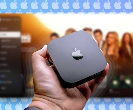Рука держит Apple TV на фоне расфокусированного скриншота и нескольких логотипов Apple.