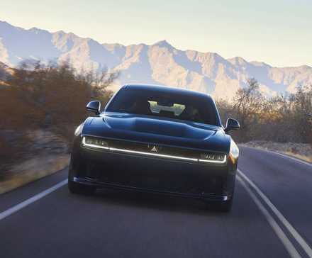 Вид спереди нового Dodge Charger Daytona 2025 года
