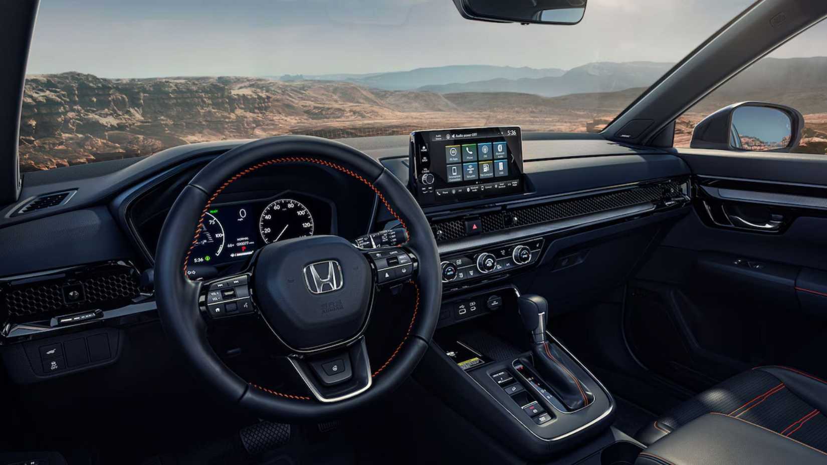 Tablero de un Honda CR-V Hybrid que muestra el volante y la pantalla de infoentretenimiento.