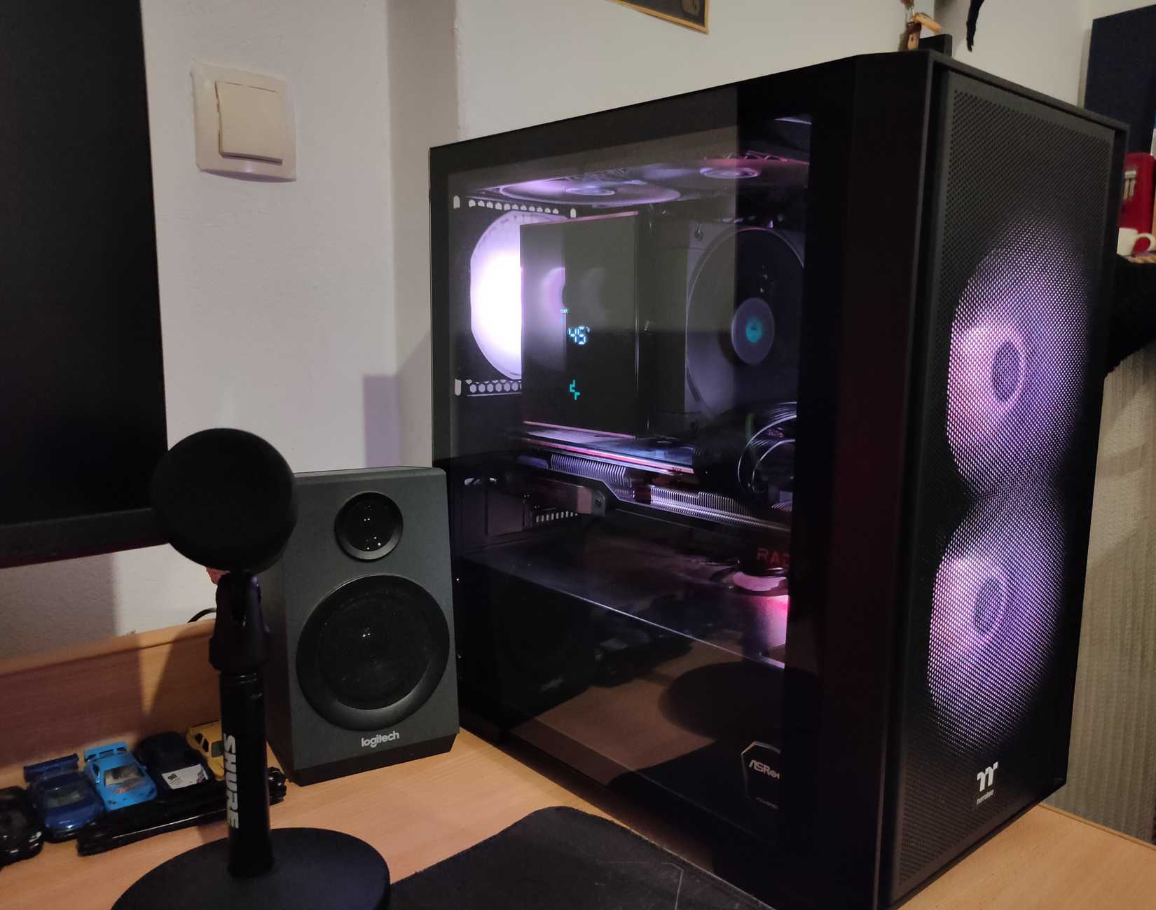 Um PC para jogos em uma mesa.