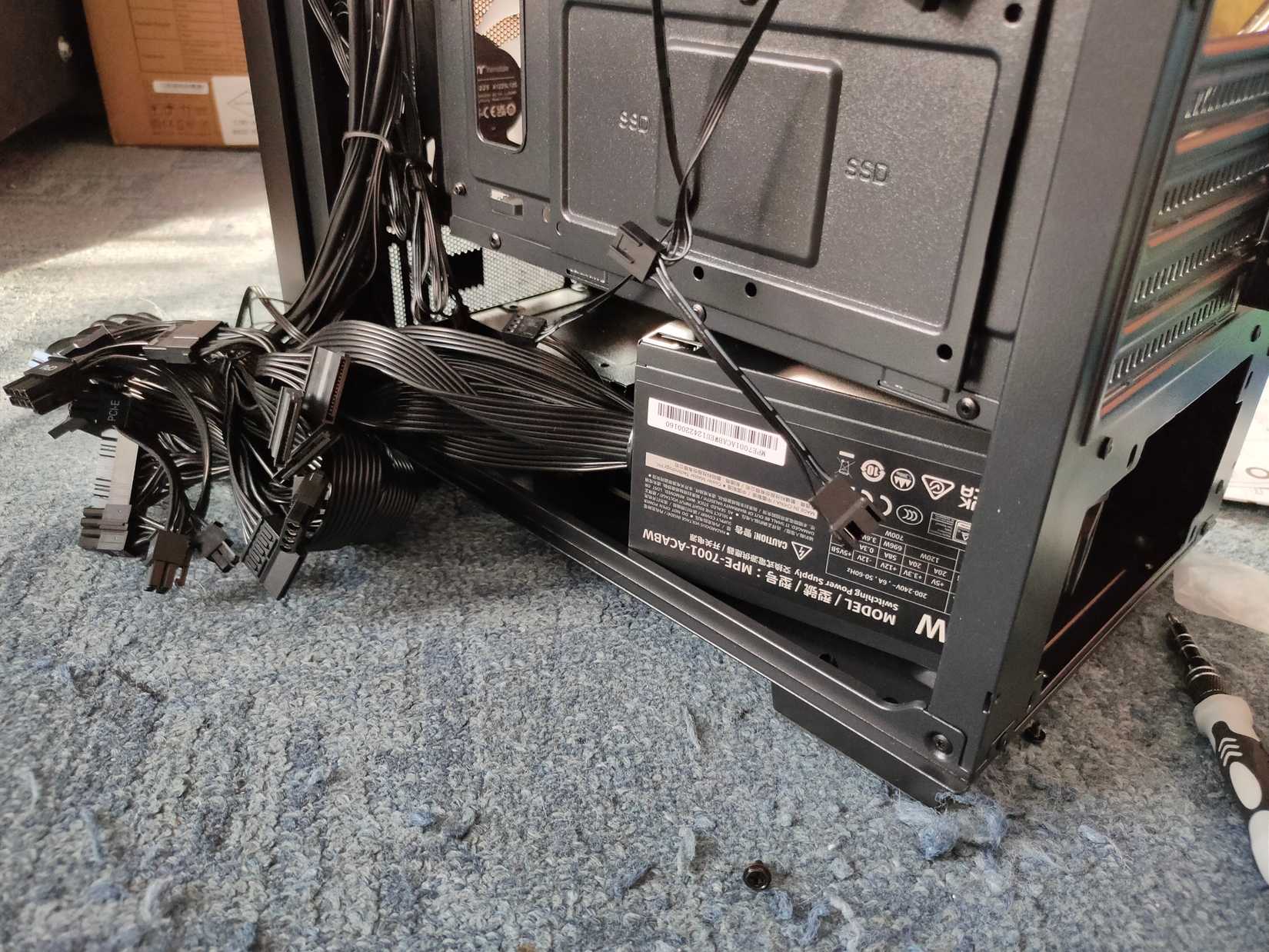 Uma fonte de alimentação não modular dentro de uma pequena caixa de computador.