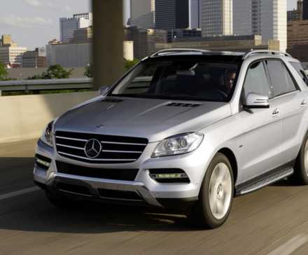 Front quarter view of 2104 Mercedes-Benz ML