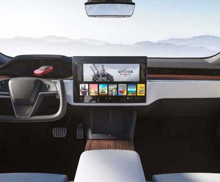 Салон Tesla Model S Plaid 2023 года, вид на переднюю панель