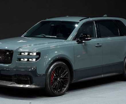Вид спереди 3/4 на серый Toyota Century SUV 2024 года на тёмной сцене.
