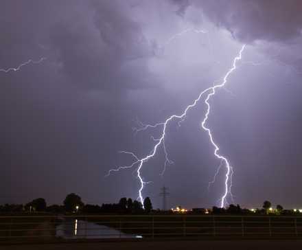 Удар молнии в городе.