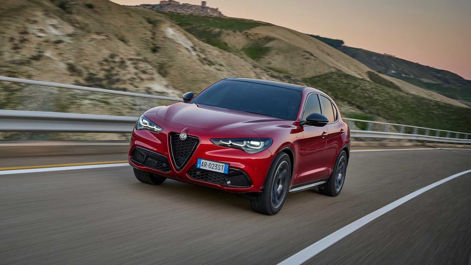 Frente 3/4 de ação de um 2023 Alfa Romeo Stelvio