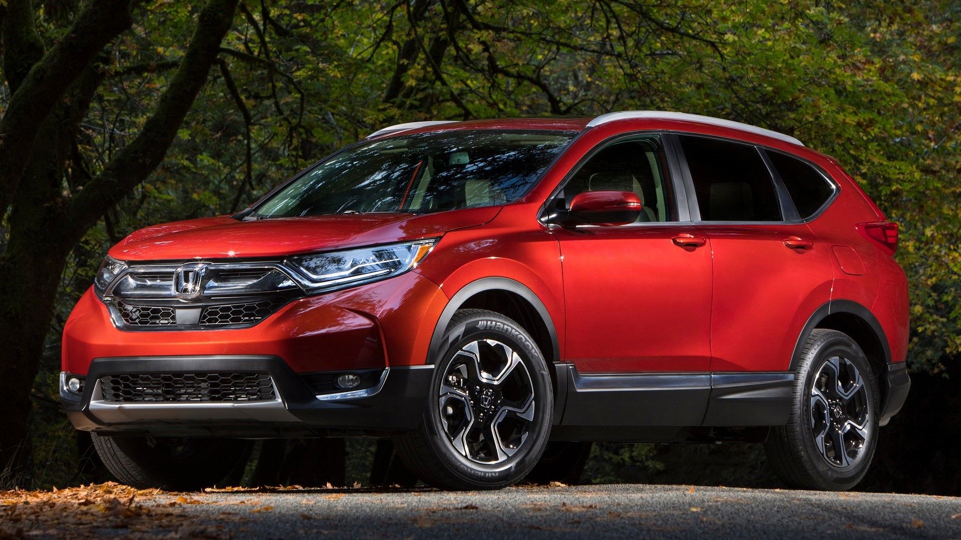 Front 3/4 shot of a 2017 Honda CR-V 