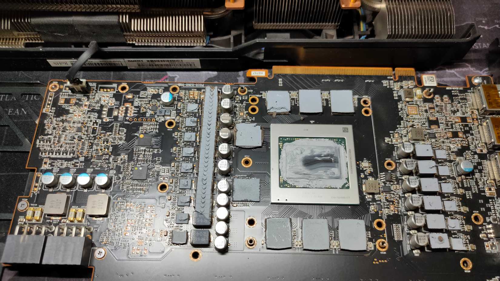 Pasta térmica e almofadas antigas em um AMD RX 6800 XT.