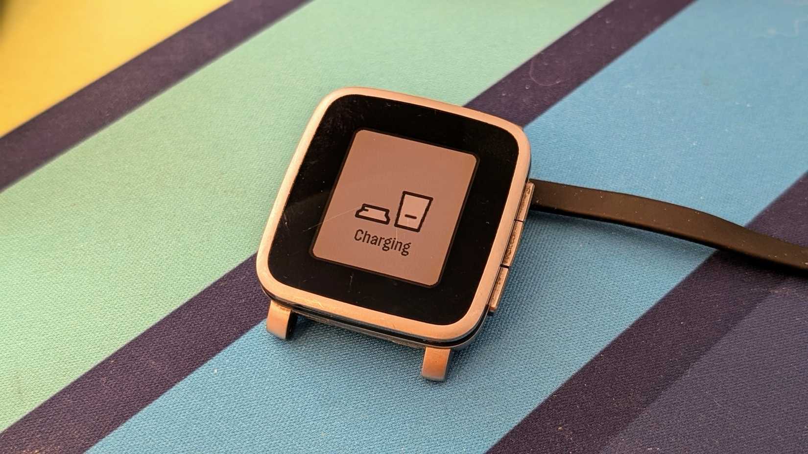 Carregamento de aço Pebble Time.
