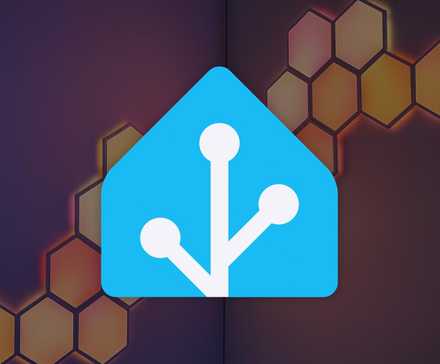 Логотип Home Assistant с подсветкой RGB на стене