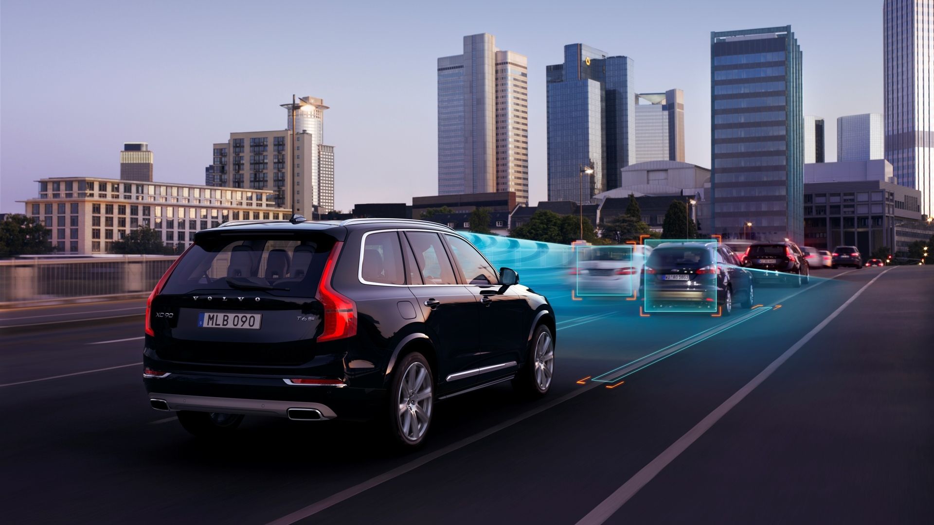 An shot illustrating the 2025 Volvo XC90 utilizing adaptive cruise control