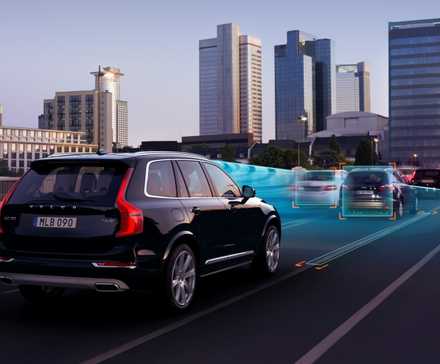An shot illustrating the 2025 Volvo XC90 utilizing adaptive cruise control