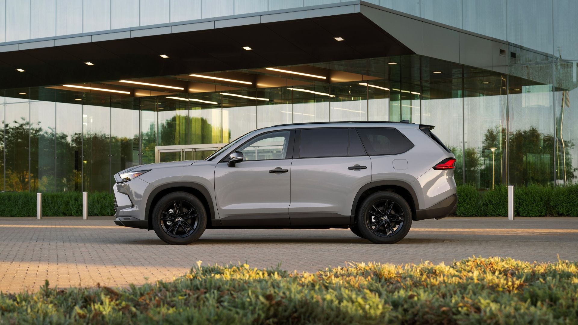 Side profile of a 2025 Toyota Grand Highlander