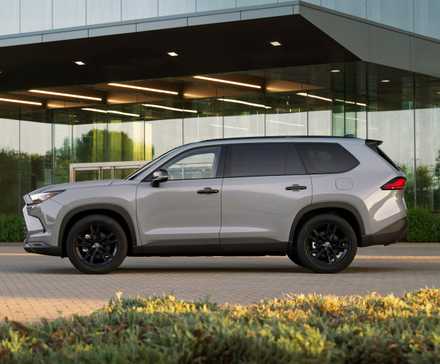 Side profile of a 2025 Toyota Grand Highlander