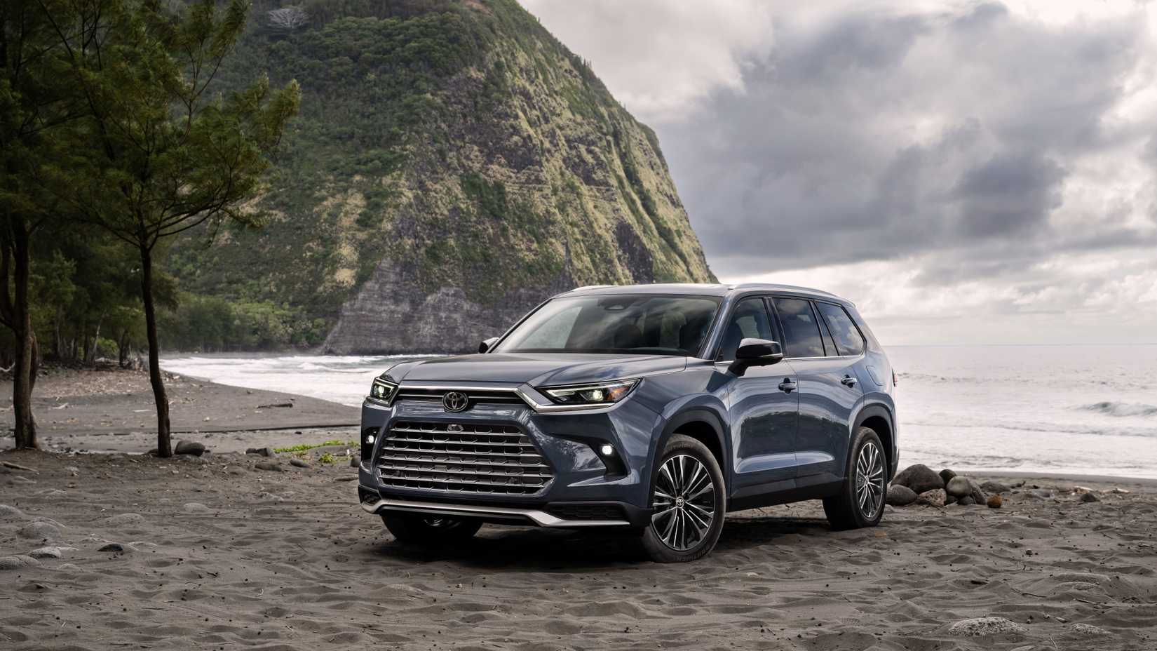 Front 3/4 shot of a 2025 Toyota Grand Highlander