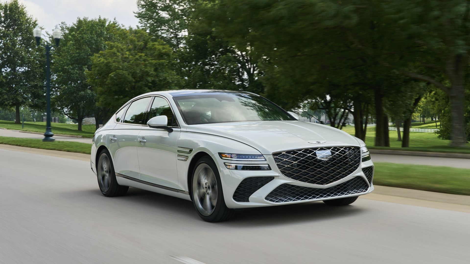 Foto frontal de ação 3/4 de um Genesis G80 2025 