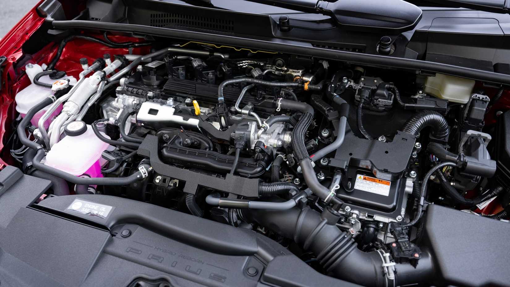 Motor Bay de un Toyota Prius PHEV 2025