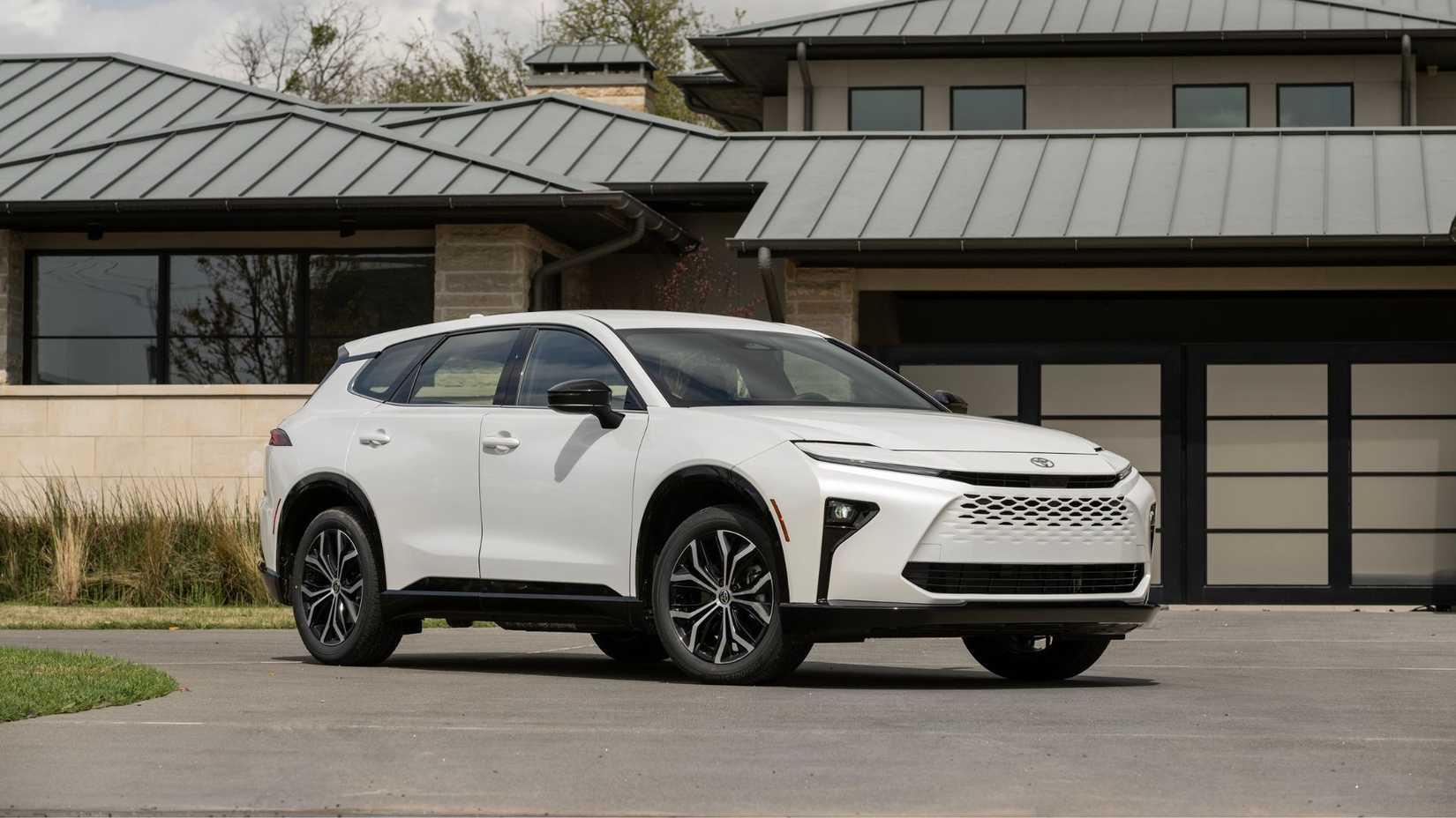 Front 3/4 shot of a white 2025 Toyota Crown Signia XLE parked outside a building.