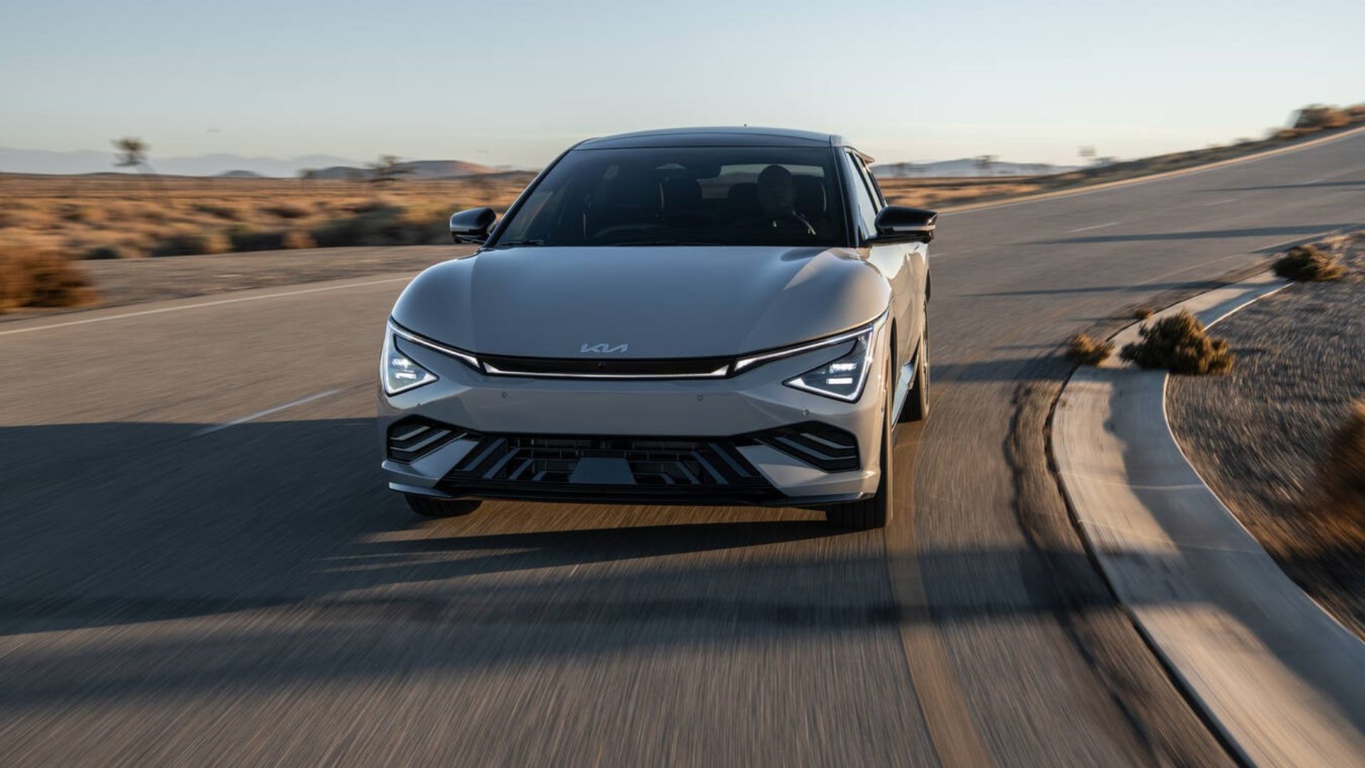 Серый Kia EV6 2025 года на повороте.