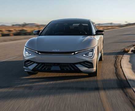 Серый Kia EV6 2025 года на повороте.