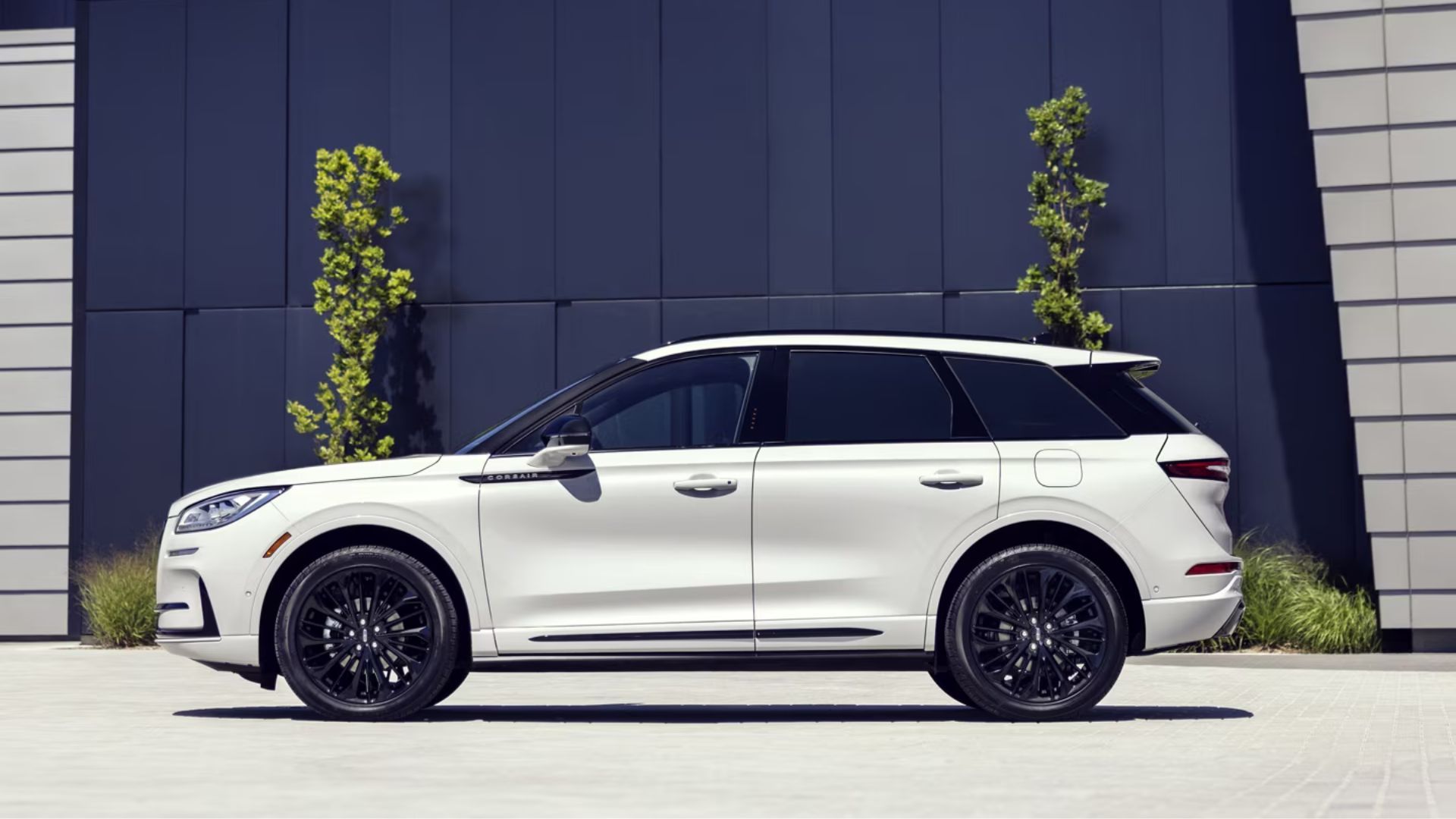 Static side profile shot of a white 2025 Lincoln Corsair.