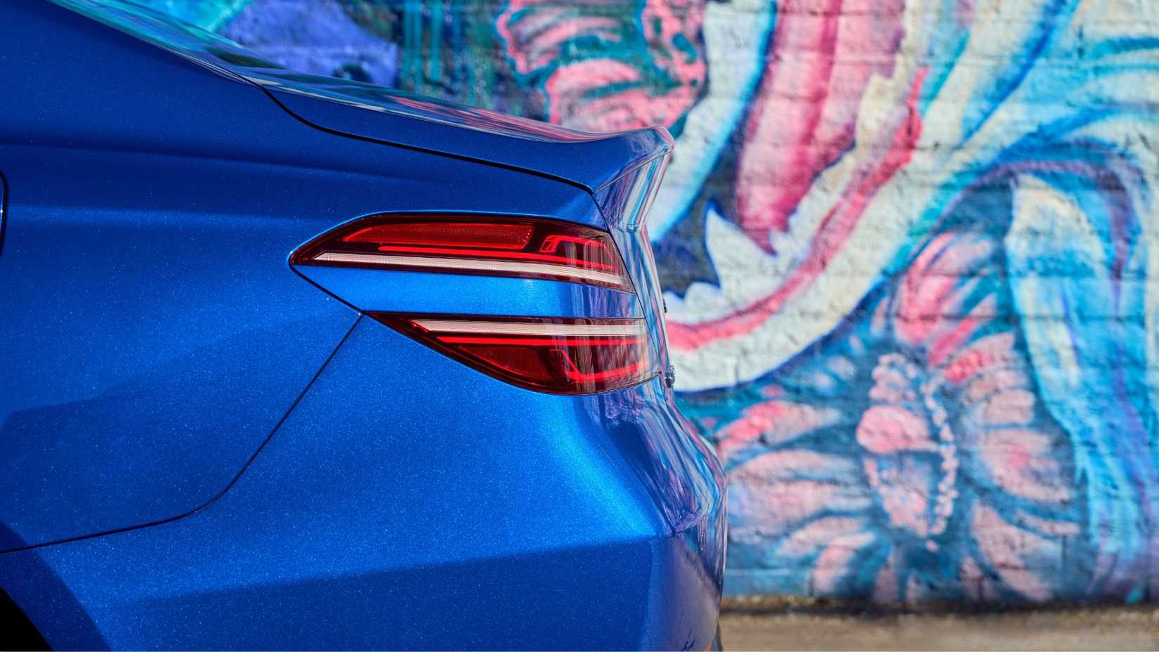 Gros plan du coffre et du feu arrière d’une Genesis G70 2025 bleue.
