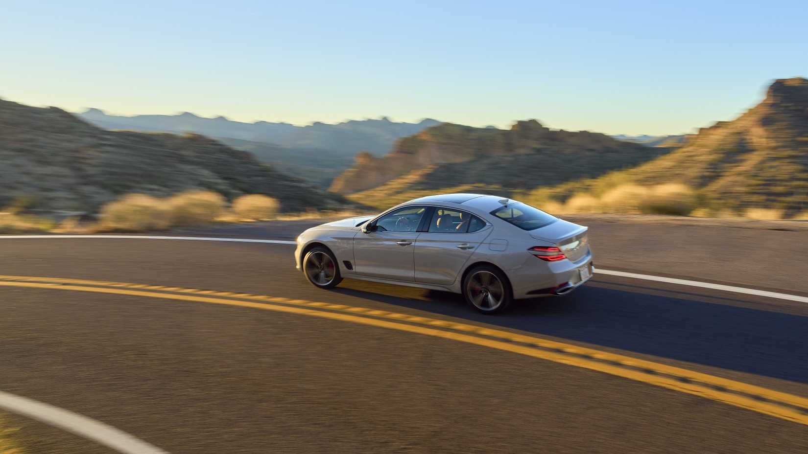 Photo d'action 3/4 arrière d'une Genesis G70 2025