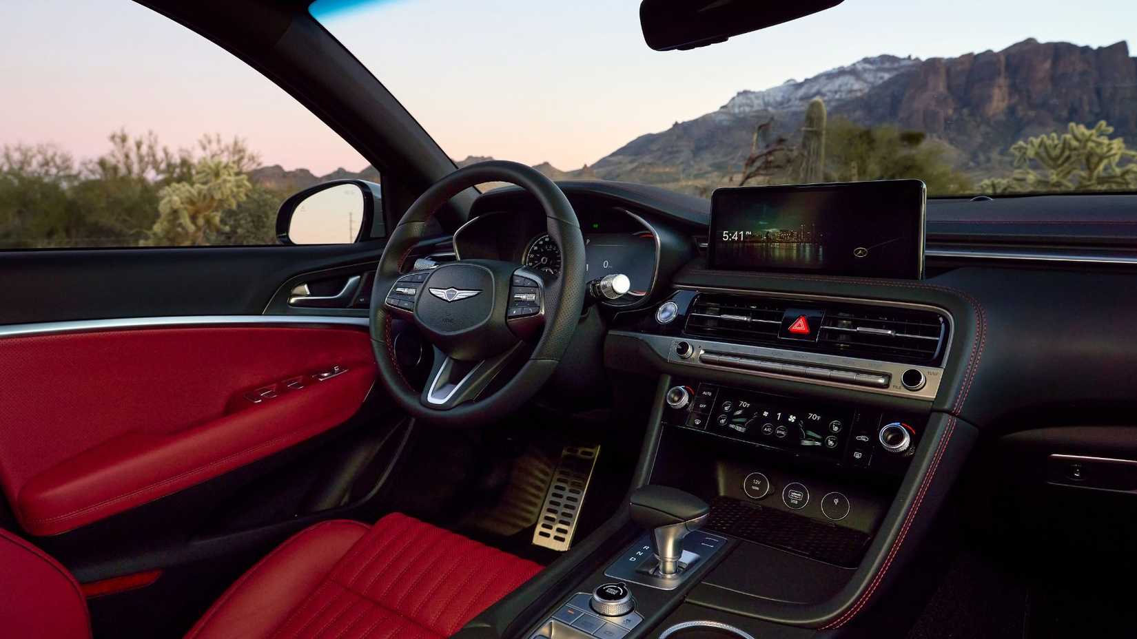 Gros plan de l'intérieur d'une Genesis G70 2025 montrant le siège conducteur, le volant et l'écran d'infodivertissement.