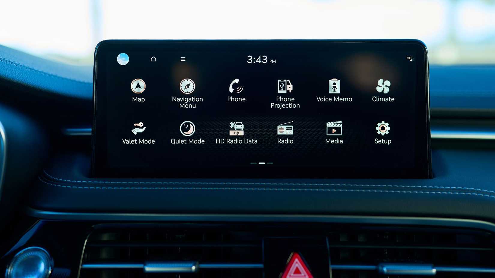 Gros plan de l’écran d’infodivertissement à l’intérieur d’une Genesis G70 2025.