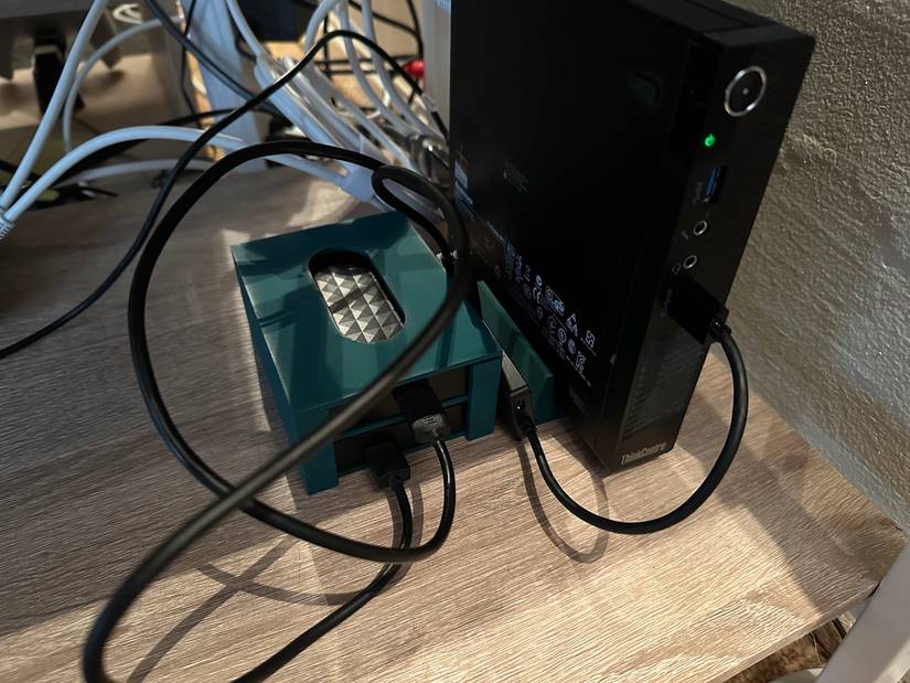 Um servidor mini-PC Plex com suporte para impressora 3D e suporte para HDD.