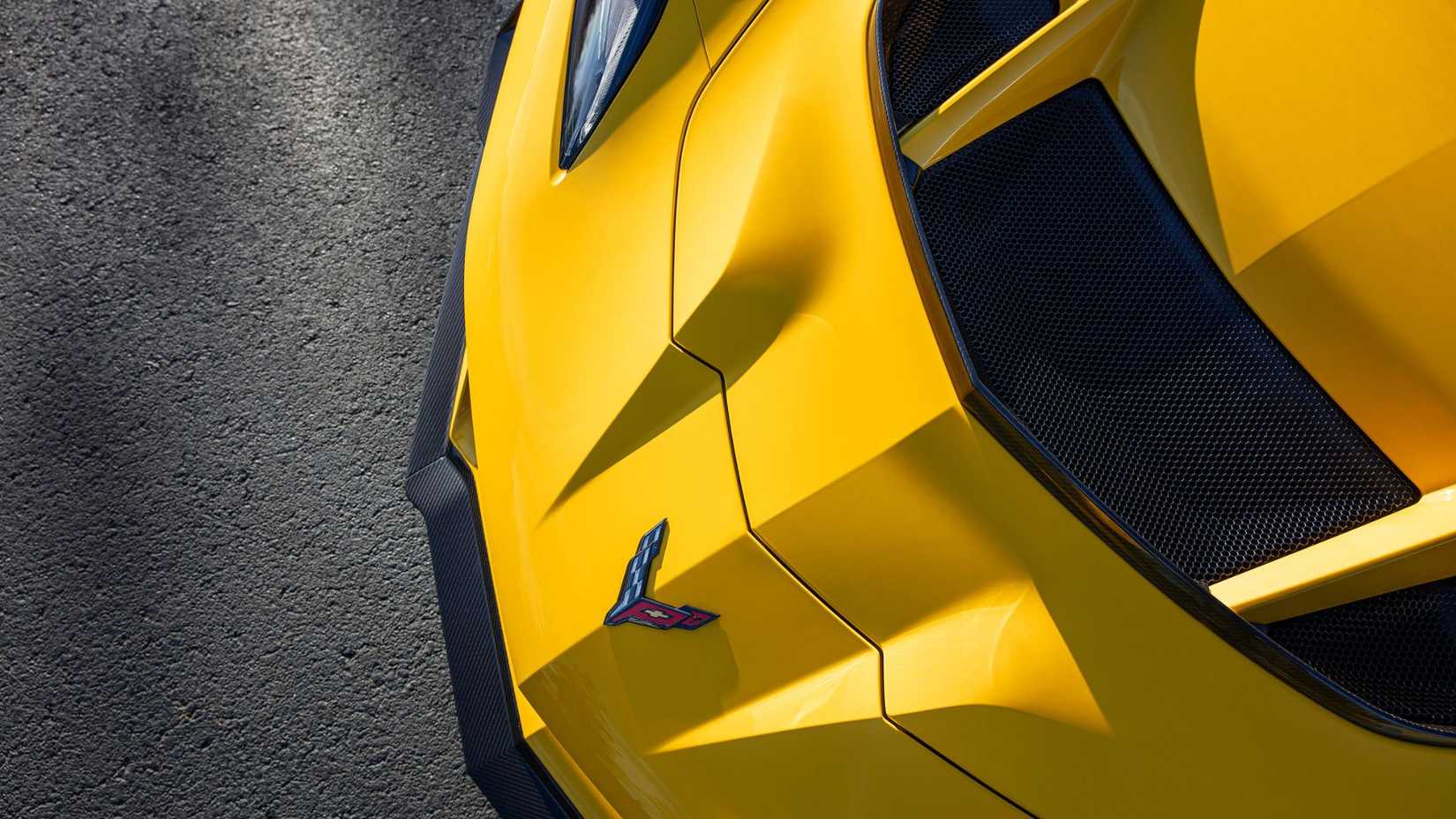 Gros plan du capot d’une Chevrolet Corvette ZR1 Coupé 2025.