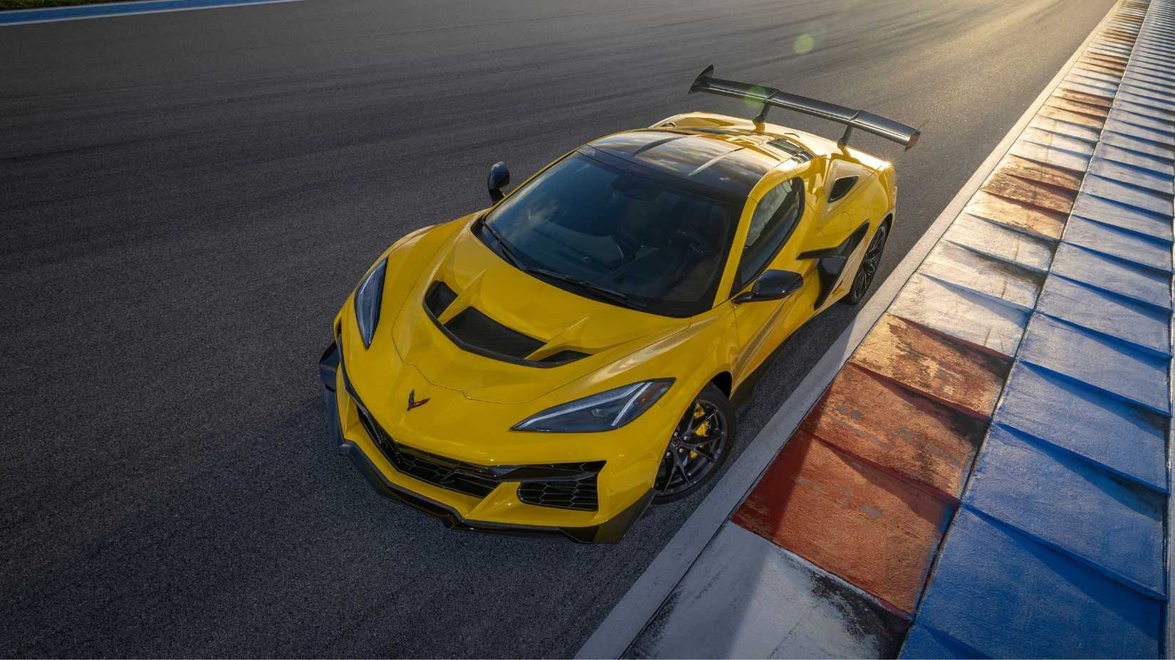 Vue 3/4 avant d'une Chevrolet Corvette ZR1 Coupé 2025 garée au détour d'un circuit.