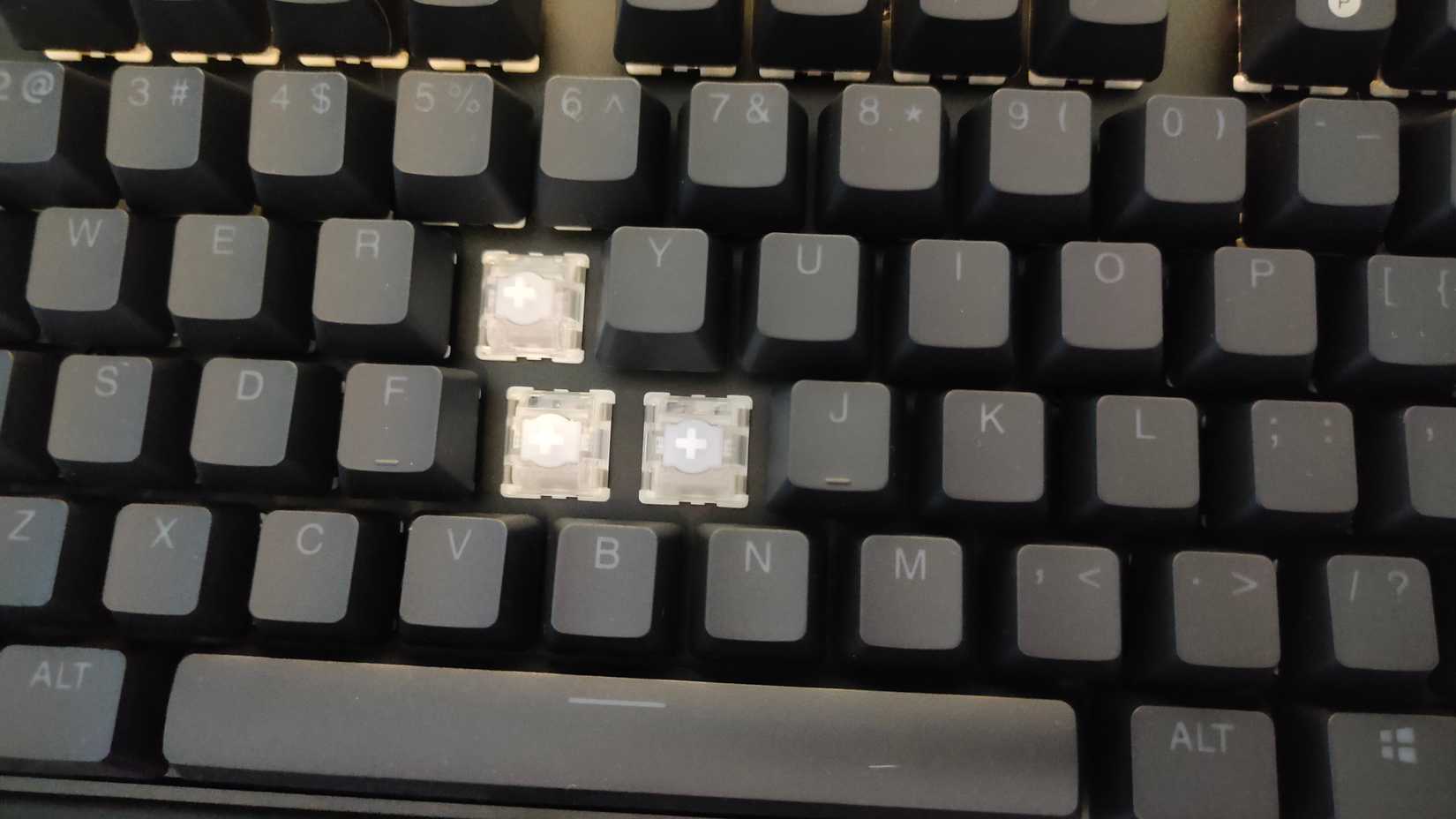 O HTG Keycaps removido dos switches de efeito do Gateron Hall no SteelSeries APEX Pro Gen 3 TKL Wireless.