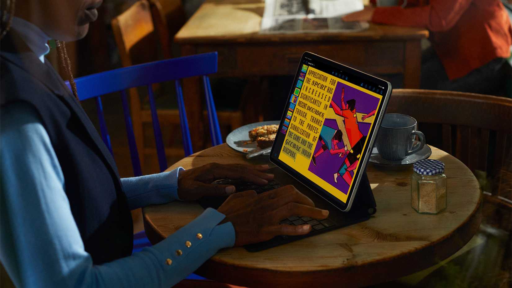Человек работает на iPad Pro M2 за столом.
